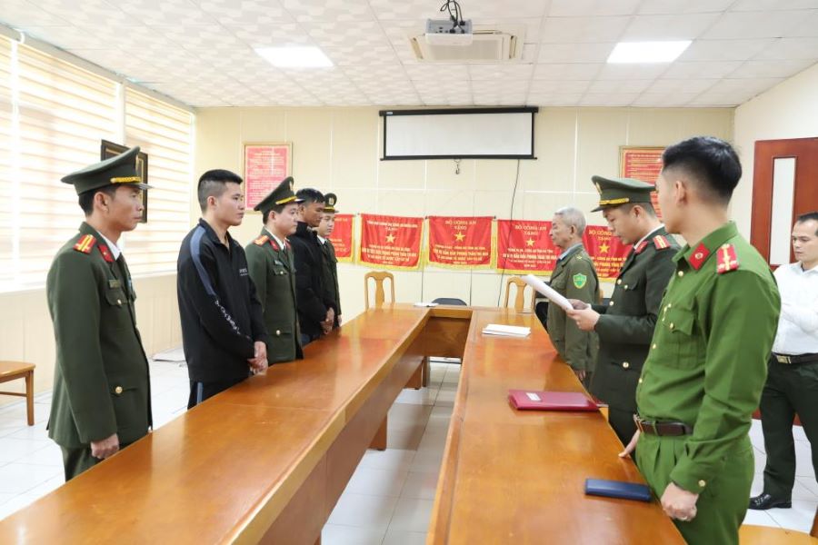 Cơ quan điều tra tống đạt quyết định khởi tố vụ án, khởi tố bị can đối với Nguyễn Văn Hai và Nguyễn Văn Hạnh Cơ quan điều tra tống đạt quyết định khởi tố vụ án, khởi tố bị can đối với Nguyễn Văn Hai và Nguyễn Văn Hạnh