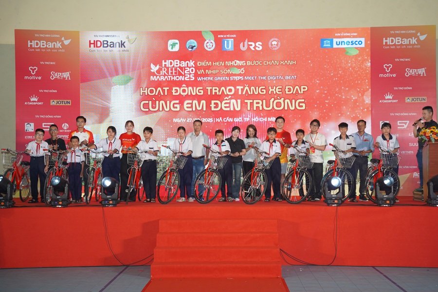 Những phần qu&agrave; được trao tặng tiếp th&ecirc;m động lực cho c&aacute;c em học sinh đến trường mỗi ng&agrave;y