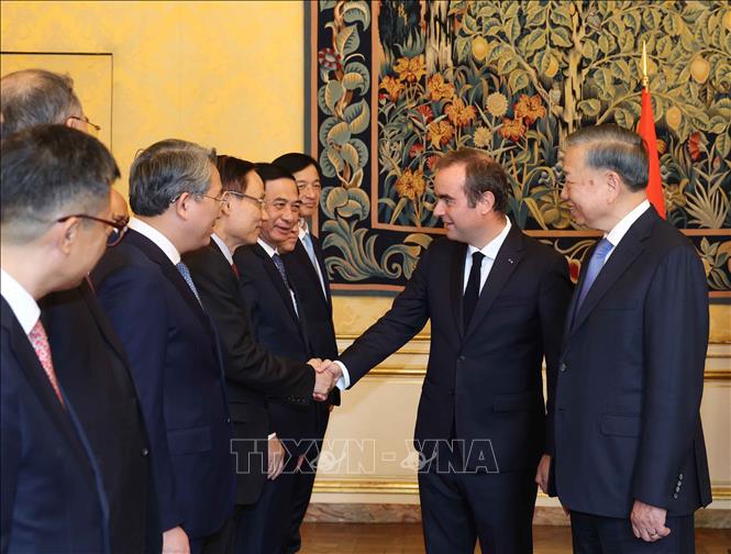 Tổng Bí thư, Chủ tịch nước Tô Lâm giới thiệu thành viên đoàn cấp cao Việt Nam với Thủ tướng Pháp Sébastien Lecornu. Ảnh: Thống Nhất/TTXVN Tổng Bí thư, Chủ tịch nước Tô Lâm giới thiệu thành viên đoàn cấp cao Việt Nam với Thủ tướng Pháp Sébastien Lecornu. Ảnh: Thống Nhất/TTXVN