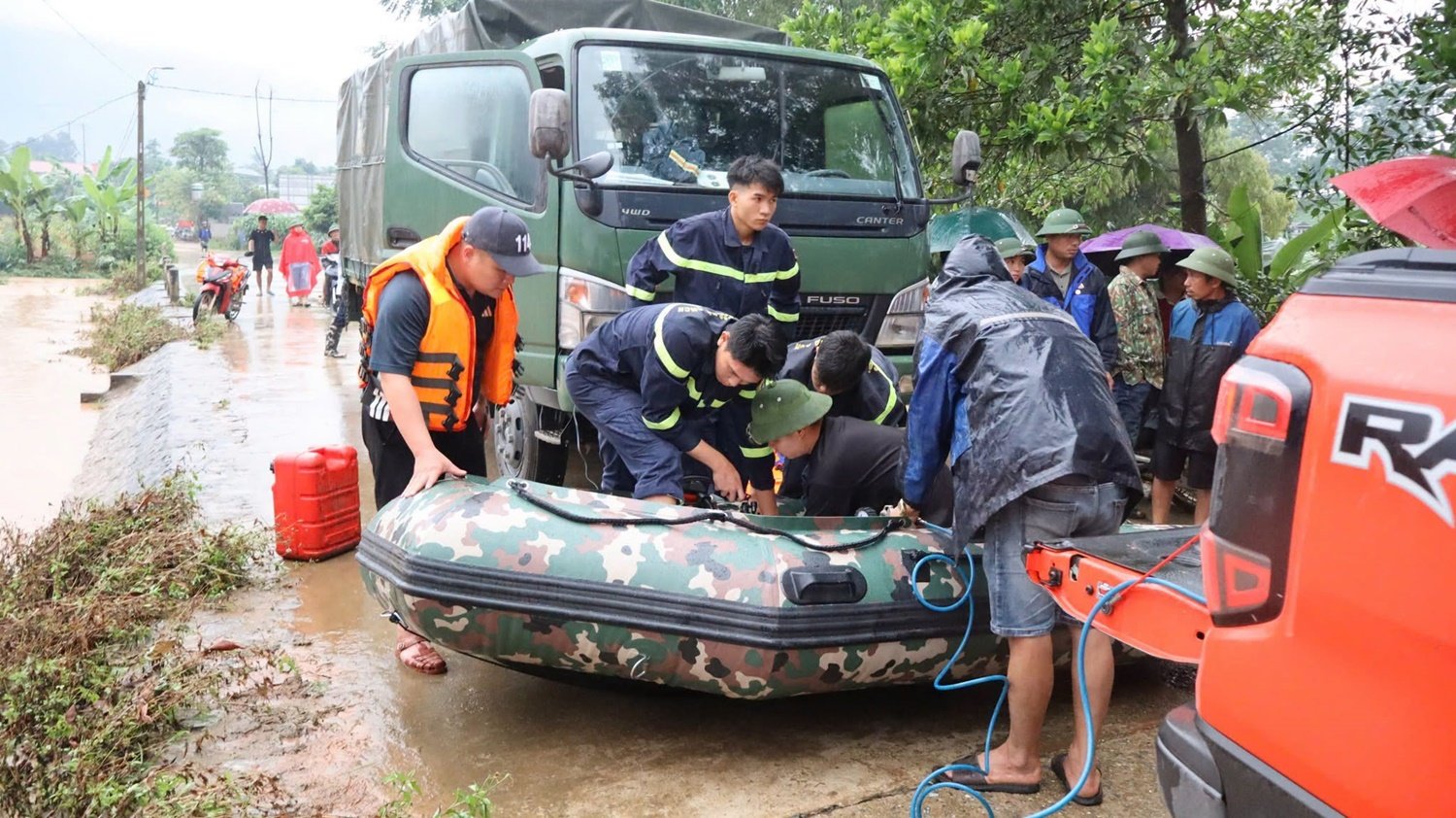 C&aacute;c đơn vị, địa phương bố tr&iacute; nguồn lực, tăng cường đầu tư trang thiết bị, c&ocirc;ng cụ hỗ trợ cho c&aacute;c lực lượng trực tiếp tham gia ph&ograve;ng, chống thi&ecirc;n tai, đảm bảo phương ch&acirc;m &ldquo;bốn tại chỗ&rdquo; tới từng th&ocirc;n (x&oacute;m), tổ d&acirc;n phố, đ&aacute;p ứng y&ecirc;u cầu ứng ph&oacute; nhanh nhất khi c&oacute; t&igrave;nh huống thi&ecirc;n tai (Ảnh minh hoạ)
