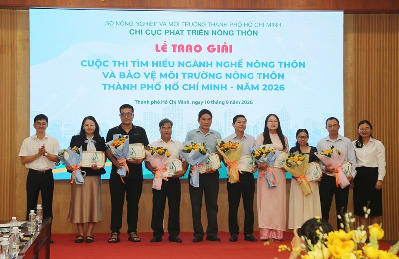 Trao giải cho c&aacute;c t&aacute;c giả đoạt giải Khuyến kh&iacute;ch