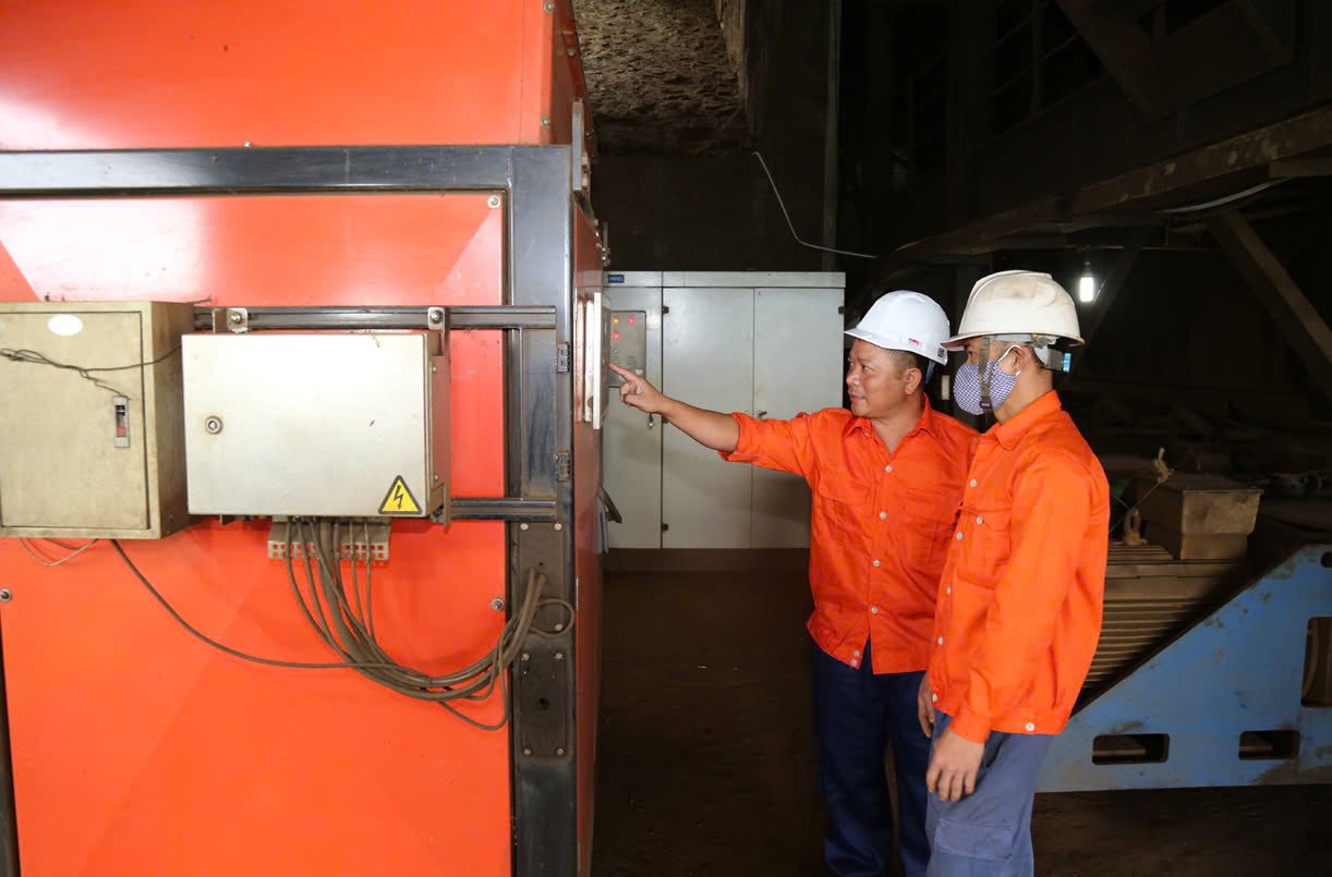 Công nhân kiểm tra máy móc, thiết bị tại nhà máy Công nhân kiểm tra máy móc, thiết bị tại nhà máy