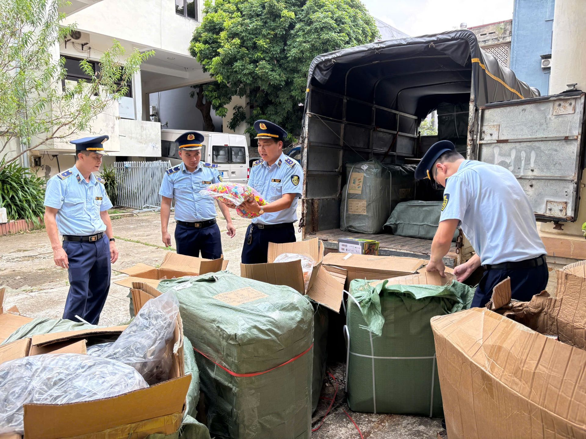 Lạng Sơn phát hiện hơn 23.000 sản phẩm đồ chơi trẻ em có dấu hiệu vi phạm Lạng Sơn phát hiện hơn 23.000 sản phẩm đồ chơi trẻ em có dấu hiệu vi phạm