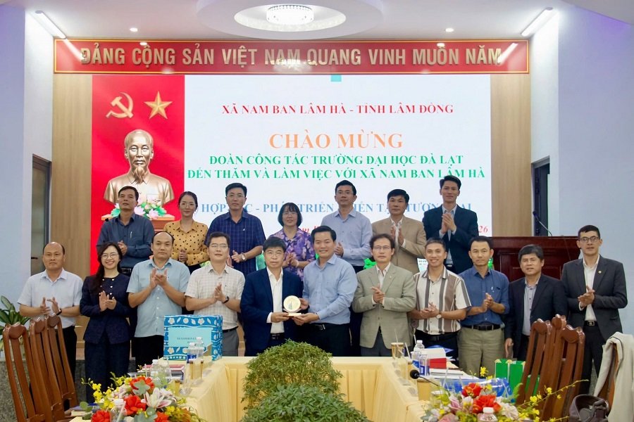 Các đại biểu chụp hình lưu niệm tại buổi làm việc. Các đại biểu chụp hình lưu niệm tại buổi làm việc.