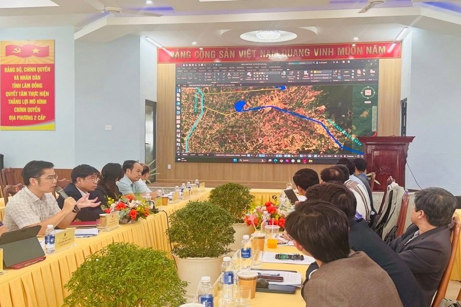 Ông Phan Tiến Dũng - phó bí thư Đảng ủy, chủ tịch UBND xã Nam Ban Lâm Hà, giới thiệu về tiềm năng lợi thế sẵn có của Nam Ban Lâm Hà. Ông Phan Tiến Dũng - phó bí thư Đảng ủy, chủ tịch UBND xã Nam Ban Lâm Hà, giới thiệu về tiềm năng lợi thế sẵn có của Nam Ban Lâm Hà.