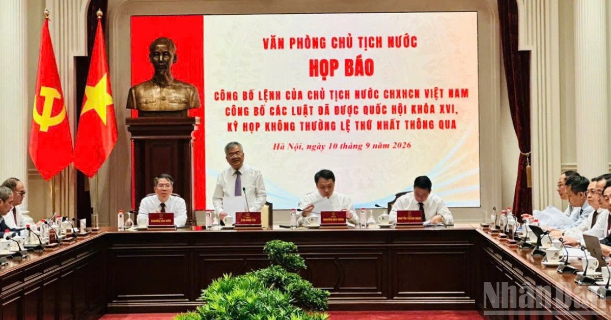Ph&oacute; Chủ nhiệm Văn ph&ograve;ng Chủ tịch nước Cấn Đ&igrave;nh T&agrave;i chủ tr&igrave; họp b&aacute;o. (Ảnh: HN)