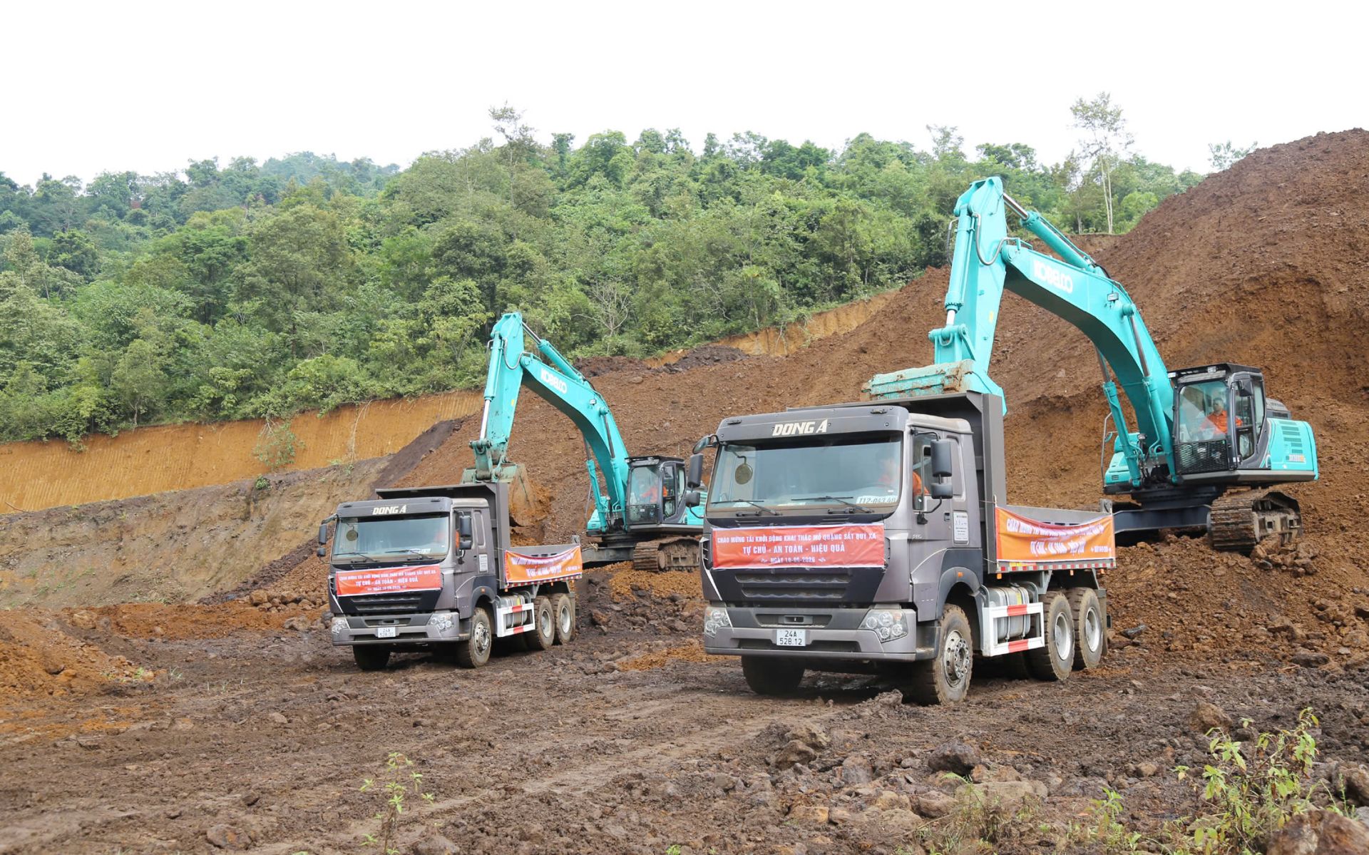 những xe quặng đầu tiên tại mỏ sắt Quý Xa chính thức được khai thác những xe quặng đầu tiên tại mỏ sắt Quý Xa chính thức được khai thác
