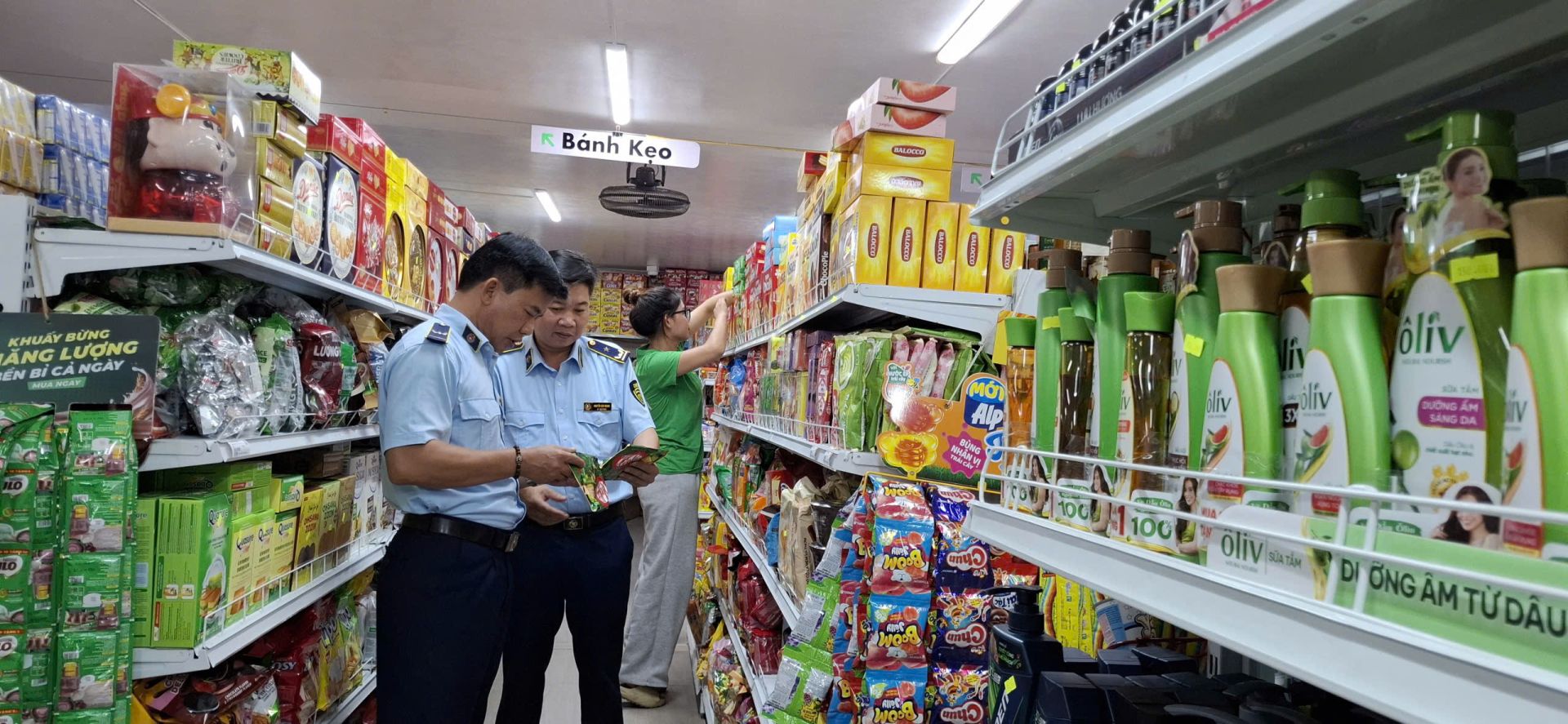 Người dân không nên mua, sử dụng các sản phẩm không rõ nguồn gốc, không bảo đảm an toàn. Người dân không nên mua, sử dụng các sản phẩm không rõ nguồn gốc, không bảo đảm an toàn.