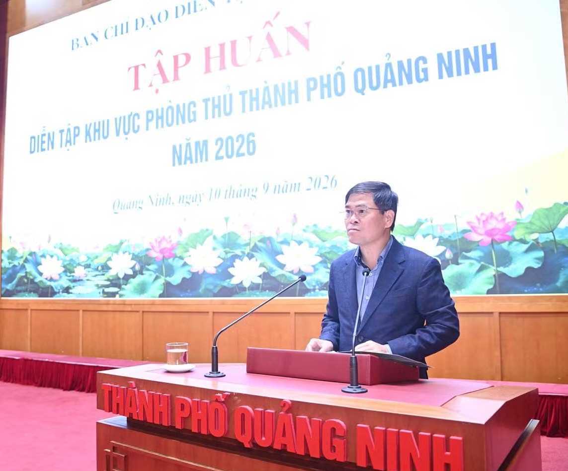 Ông Bùi Văn Khắng, Phó Bí thư Thành ủy, Chủ tịch UBND thành phố, Trưởng ban Tổ chức diễn tập khu vực phòng thủ thành phố Quảng Ninh, phát biểu tại tập huấn Ông Bùi Văn Khắng, Phó Bí thư Thành ủy, Chủ tịch UBND thành phố, Trưởng ban Tổ chức diễn tập khu vực phòng thủ thành phố Quảng Ninh, phát biểu tại tập huấn