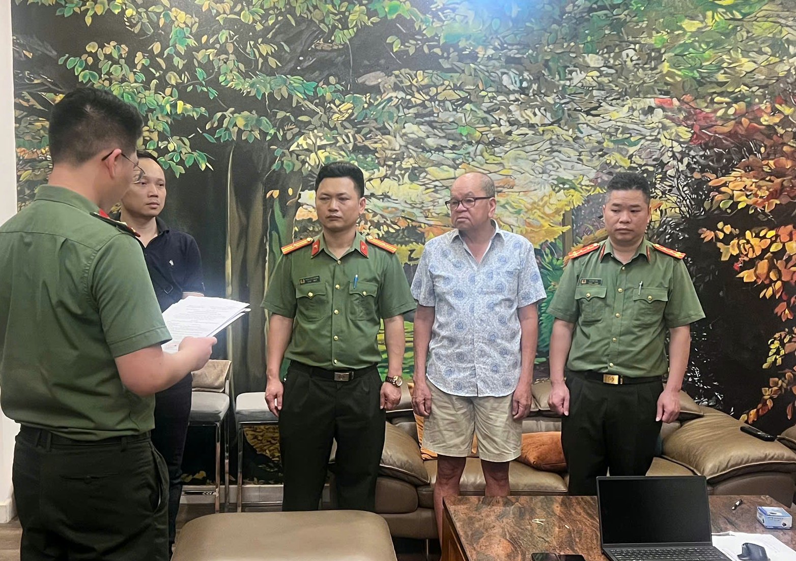 Cơ quan An ninh điều tra C&ocirc;ng an tỉnh Lạng Sơn c&ocirc;ng bố Lệnh bắt bị can Trần Văn Quận.