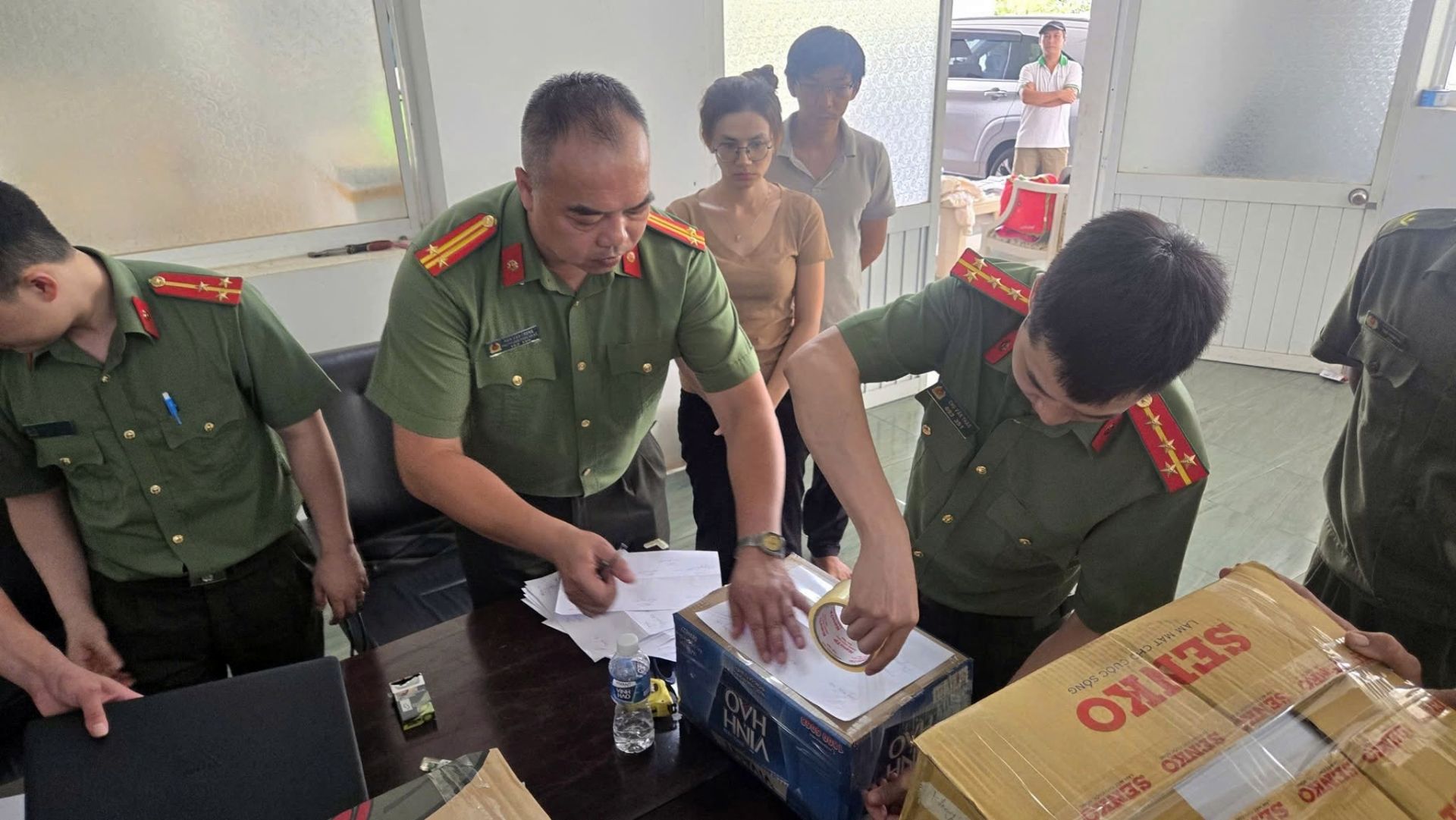 C&ocirc;ng an thực hiện lệnh kh&aacute;m x&eacute;t tại C&ocirc;ng ty Đường L&acirc;m ở L&acirc;m Đồng.