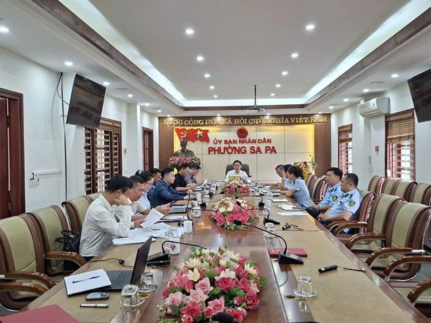 UBND phường Sa Pa v&agrave; Đội Quản l&yacute; thị trường số 6 tăng cường phối hợp kiểm so&aacute;t thị trường, đấu tranh chống bu&ocirc;n lậu, gian lận thương mại v&agrave; h&agrave;ng giả