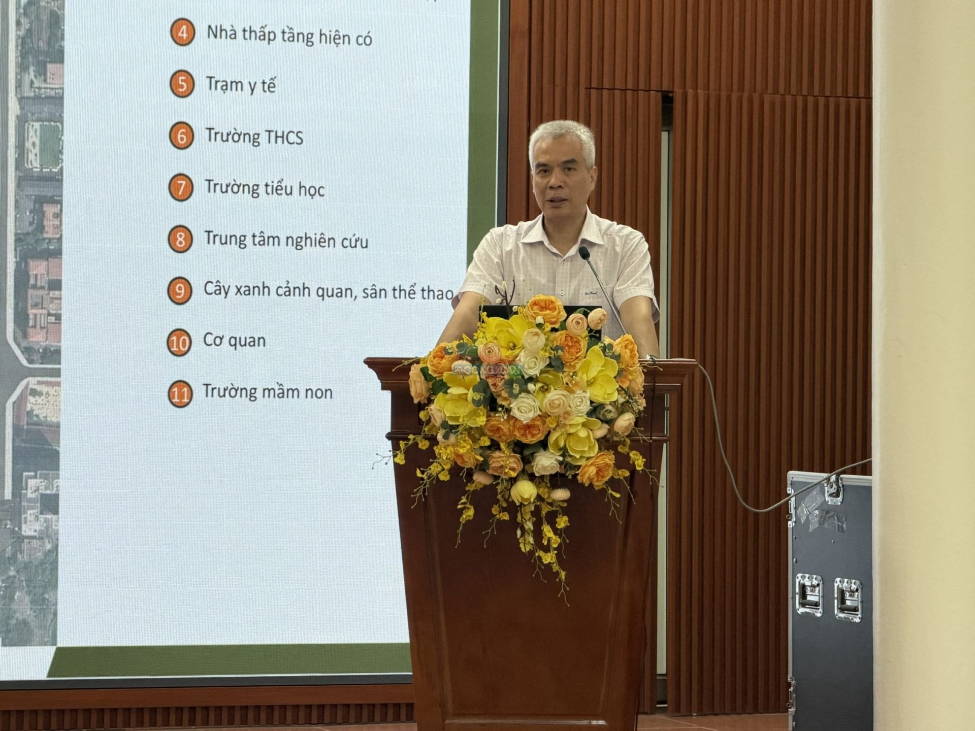 &ocirc;ng Nguyễn Hồng Sơn, B&iacute; thư Đảng ủy, Chủ tịch HĐND phường Nghĩa Đ&ocirc;, Trưởng Ban Chỉ đạo cải tạo, x&acirc;y dựng lại khu tập thể Nghĩa T&acirc;n ph&aacute;t biểu