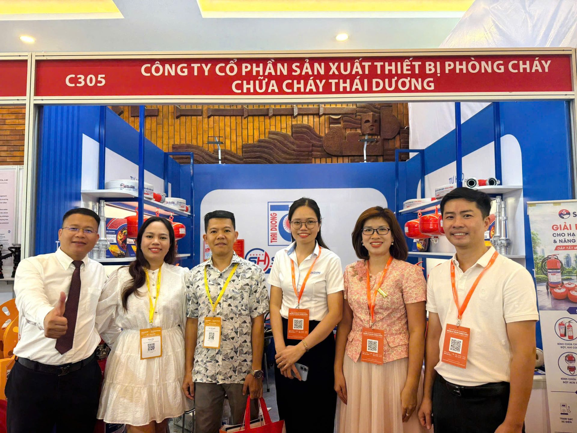 &Ocirc;ng Nguyễn Đăng H&ugrave;ng - Ph&oacute; Tổng Gi&aacute;m đốc chụp c&ugrave;ng C&aacute;n bộ nh&acirc;n vi&ecirc;n C&ocirc;ng ty CP Sản xuất thiết bị PCCC Th&aacute;i Dương.