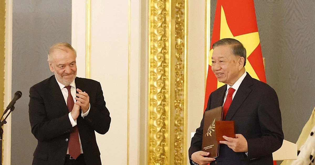 Nghệ sĩ Nhân dân Liên bang Nga Valery Gergiev, Chủ tịch Hội đồng Giám khảo Giải thưởng Hòa bình Lev Tolstoy trao Giải thưởng Hoà bình Lev Tolstoy năm 2026 cho Tổng Bí thư, Chủ tịch nước Tô Lâm. (Ảnh: Thống Nhất/TTXVN) Nghệ sĩ Nhân dân Liên bang Nga Valery Gergiev, Chủ tịch Hội đồng Giám khảo Giải thưởng Hòa bình Lev Tolstoy trao Giải thưởng Hoà bình Lev Tolstoy năm 2026 cho Tổng Bí thư, Chủ tịch nước Tô Lâm. (Ảnh: Thống Nhất/TTXVN)