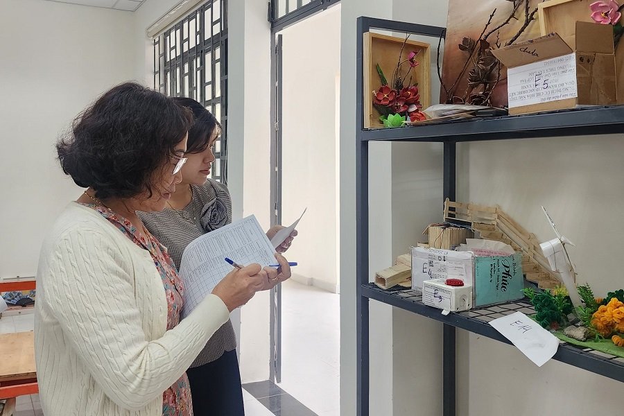 Th&agrave;nh vi&ecirc;n Hội đồng thẩm định đ&aacute;nh gi&aacute; đối với từng giải ph&aacute;p.