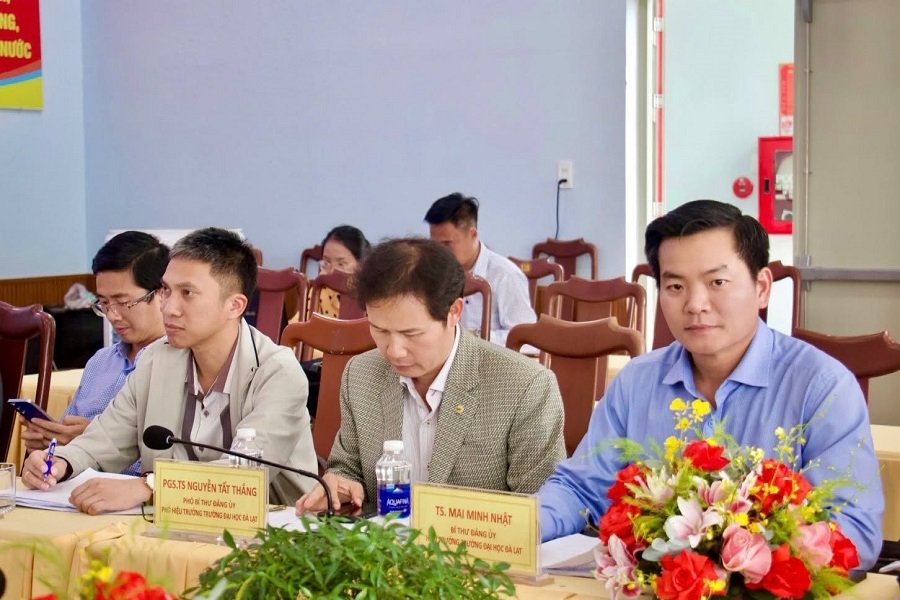 Đại diện Trường Đại học Đà Lạt có TS. Mai Minh Nhật - Bí thư Đảng ủy, Hiệu trưởng Nhà trường; đại diện Ban Giám hiệu và lãnh đạo các khoa, phòng chuyên môn. Đại diện Trường Đại học Đà Lạt có TS. Mai Minh Nhật - Bí thư Đảng ủy, Hiệu trưởng Nhà trường; đại diện Ban Giám hiệu và lãnh đạo các khoa, phòng chuyên môn.