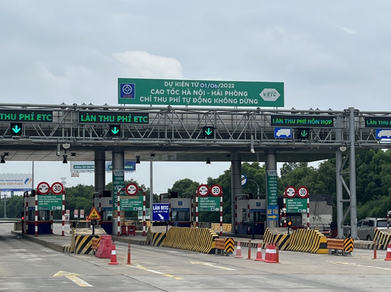 Thu phí điện tử không dừng đã được triển khai tại các trạm thu phí trên toàn quốc