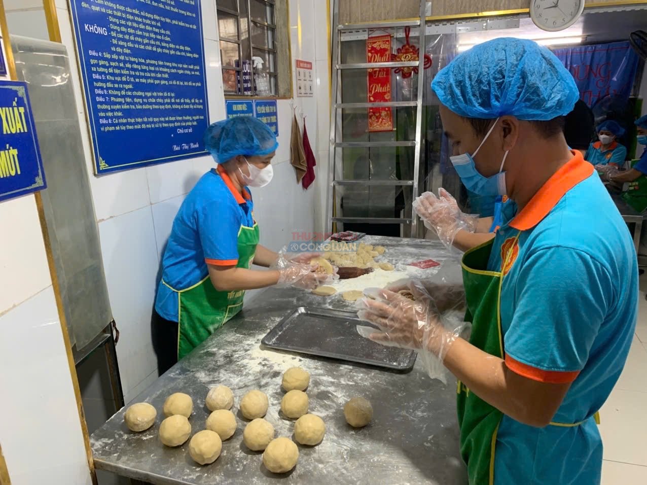 Nghề làm bánh truyền thống tại Xuân Đỉnh vào mùa cao điểm Trung thu, các công đoạn sản xuất được chú trọng nhằm bảo đảm chất lượng và an toàn thực phẩm. Nghề làm bánh truyền thống tại Xuân Đỉnh vào mùa cao điểm Trung thu, các công đoạn sản xuất được chú trọng nhằm bảo đảm chất lượng và an toàn thực phẩm.
