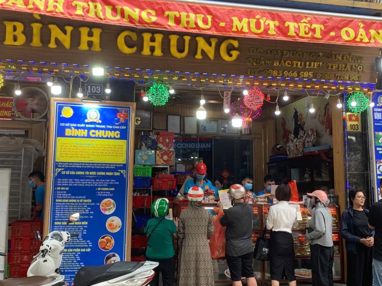 Bánh Trung thu Xuân Đỉnh được sản xuất với nhiều mẫu mã, kiểu dáng đa dạng, đáp ứng nhu cầu của người tiêu dùng trong dịp Tết Trung thu. Bánh Trung thu Xuân Đỉnh được sản xuất với nhiều mẫu mã, kiểu dáng đa dạng, đáp ứng nhu cầu của người tiêu dùng trong dịp Tết Trung thu.