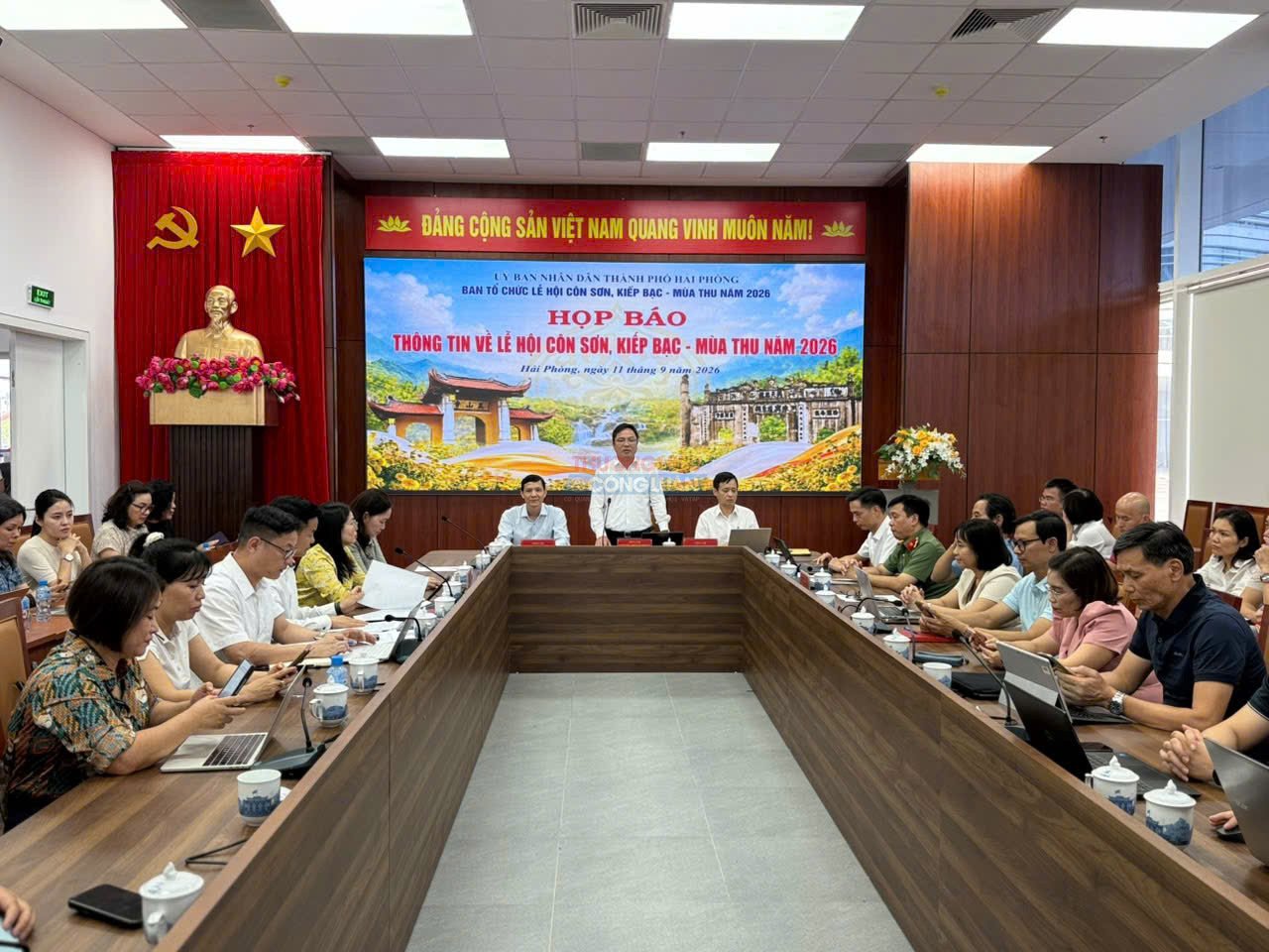 Quang cảnh buổi họp b&aacute;o.