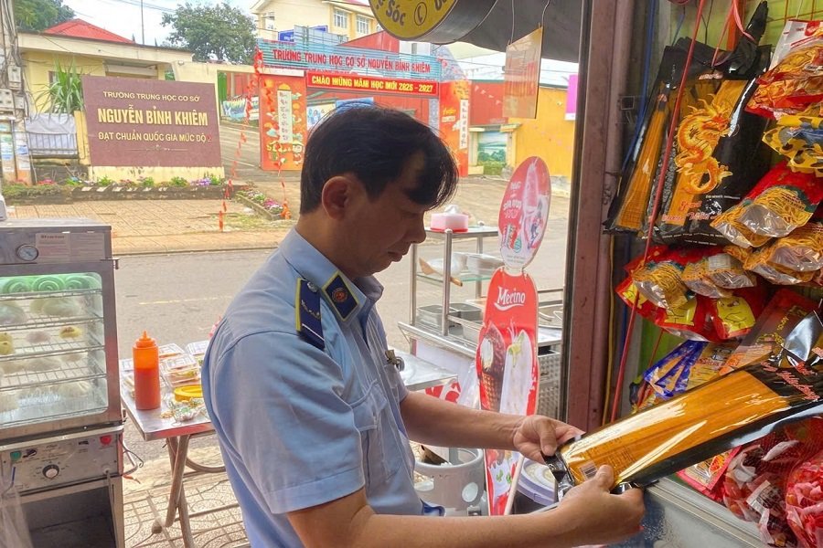 Nhằm bảo đảm an to&agrave;n thực phẩm xung quanh c&aacute;c trường học tr&ecirc;n địa b&agrave;n c&aacute;c phường, x&atilde; với c&aacute;c cơ sở kinh doanh thực phẩm, đồ ăn, thức uống tại khu vực xung quanh c&aacute;c trường học. (Ảnh: Đội Quản l&yacute; thị trường số 7)