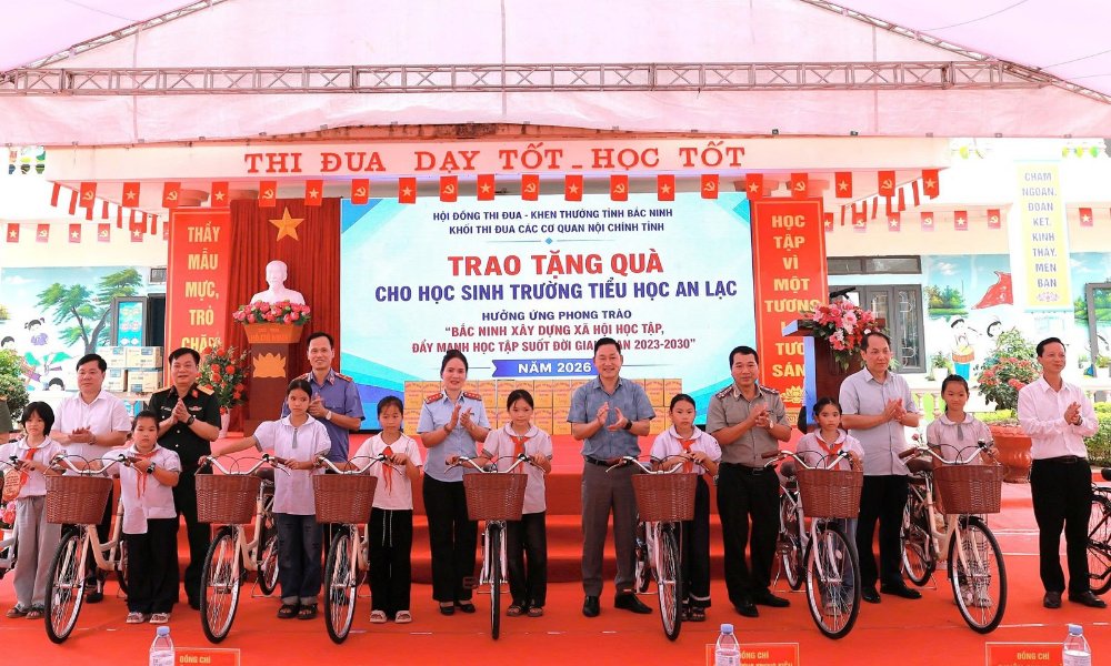 L&atilde;nh đạo Khối thi đua c&aacute;c cơ quan Nội ch&iacute;nh tỉnh Bắc Ninh tặng xe đạp cho học sinh c&oacute; ho&agrave;n cảnh kh&oacute; khăn của Trường Tiểu học An Lạc trước thềm năm học mới 2026-2027.