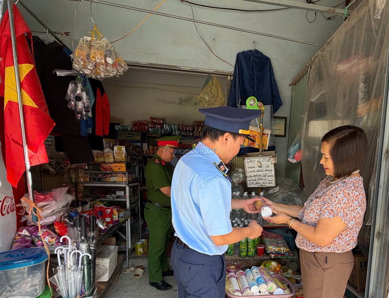 Đội QLTT số 11 đẩy mạnh kiểm tra kết hợp tuyên truyền, hướng dẫn các cơ sở kinh doanh chấp hành quy định về nguồn gốc, xuất xứ hàng hóa. (Ảnh: Phương Di) Đội QLTT số 11 đẩy mạnh kiểm tra kết hợp tuyên truyền, hướng dẫn các cơ sở kinh doanh chấp hành quy định về nguồn gốc, xuất xứ hàng hóa. (Ảnh: Phương Di)