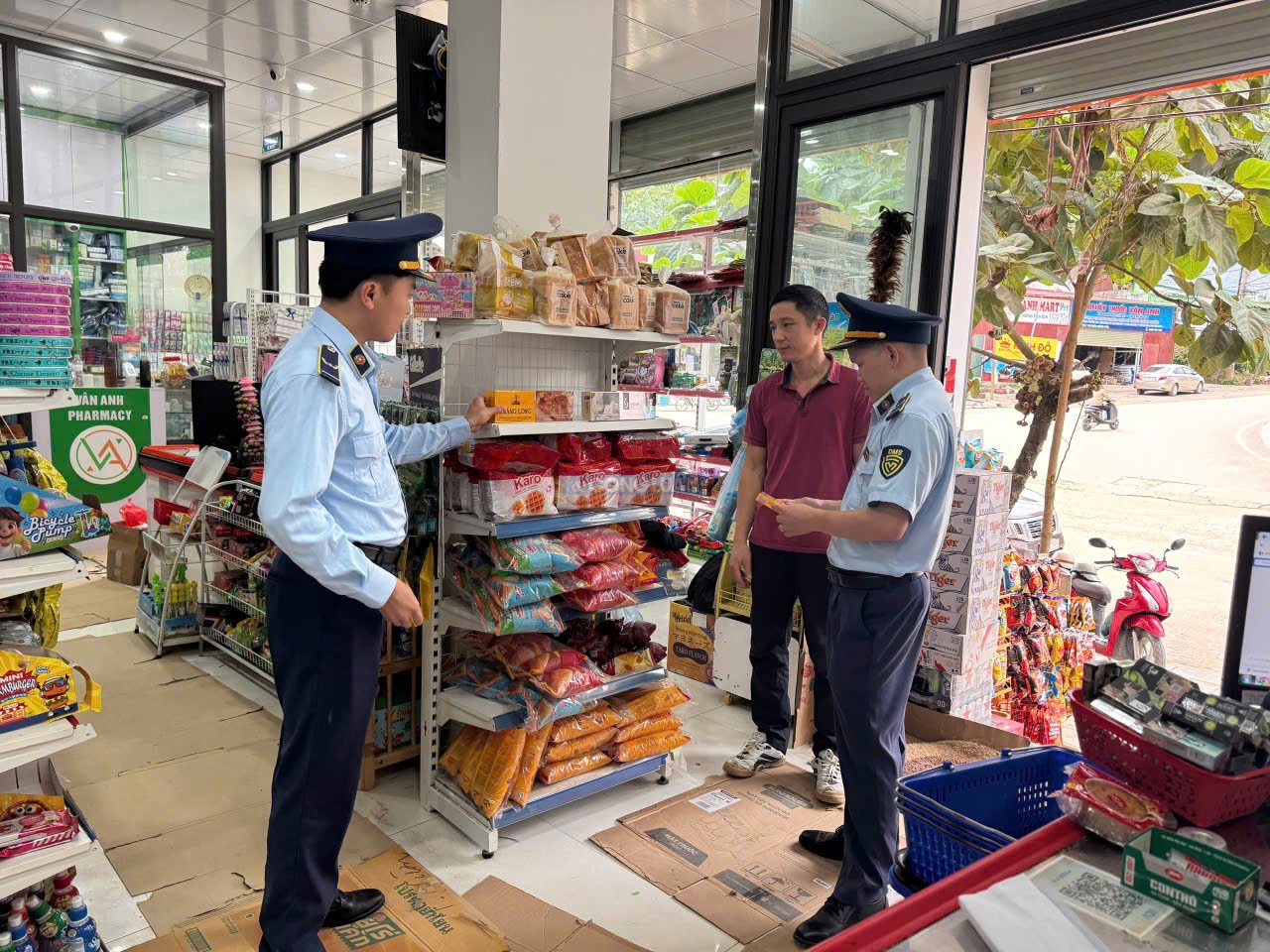 Lực lượng Đội QLTT số 11 kiểm tra hàng hóa tại cơ sở kinh doanh trên địa bàn quản lý. (Ảnh: QLTT) Lực lượng Đội QLTT số 11 kiểm tra hàng hóa tại cơ sở kinh doanh trên địa bàn quản lý. (Ảnh: QLTT)