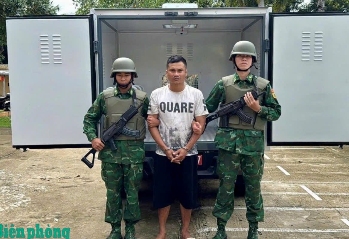 Đồn Biên phòng Cầu Muống bàn giao đối tượng Yie Nu cho Công an tỉnh Đồng Tháp để tiếp tục điều tra, xử lý theo quy định. (Ảnh: Biên Phòng) Đồn Biên phòng Cầu Muống bàn giao đối tượng Yie Nu cho Công an tỉnh Đồng Tháp để tiếp tục điều tra, xử lý theo quy định. (Ảnh: Biên Phòng)