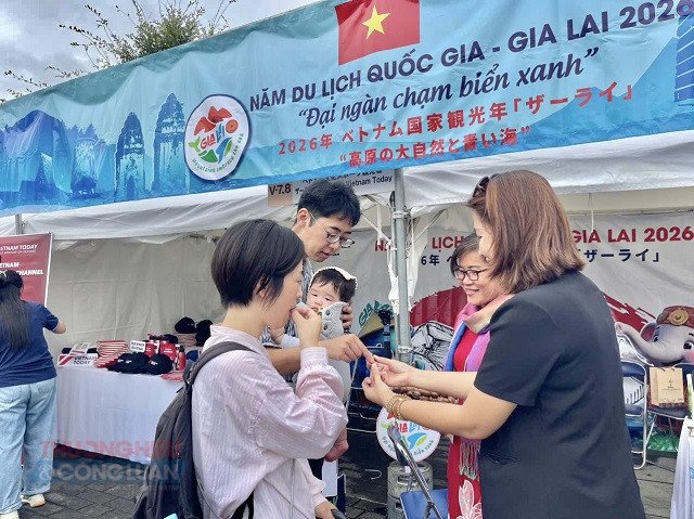 Một g&oacute;c gian h&agrave;ng của tỉnh Gia Lai tại Lễ hội. Ảnh: TH