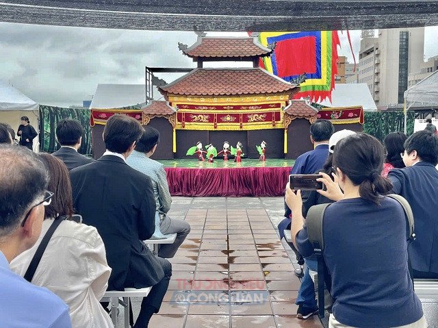 Đại biểu quan kh&aacute;ch v&agrave; du kh&aacute;ch thưởng l&atilde;m chương tr&igrave;nh nghệ thuật m&uacute;a rối nước của Việt Nam. Ảnh TH