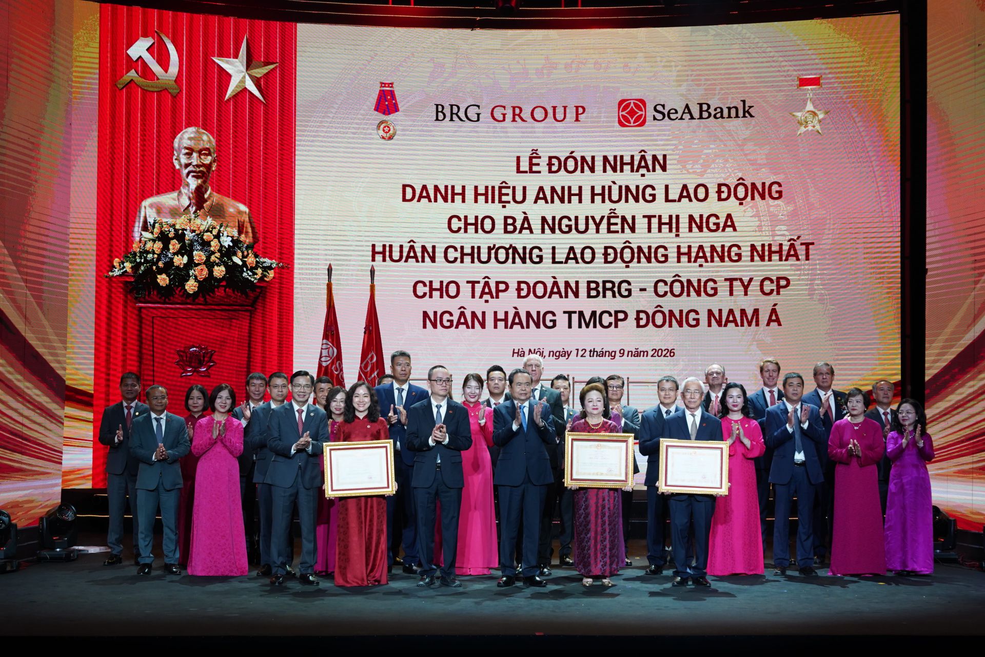 Uỷ vi&ecirc;n Bộ Ch&iacute;nh trị, Chủ tịch Quốc hội Trần Thanh Mẫn trao Danh hiệu Anh h&ugrave;ng Lao động cho doanh nh&acirc;n Nguyễn Thị Nga c&ugrave;ng Hu&acirc;n chương Lao động hạng Nhất cho Tập đo&agrave;n BRG v&agrave; Ng&acirc;n h&agrave;ng SeABank