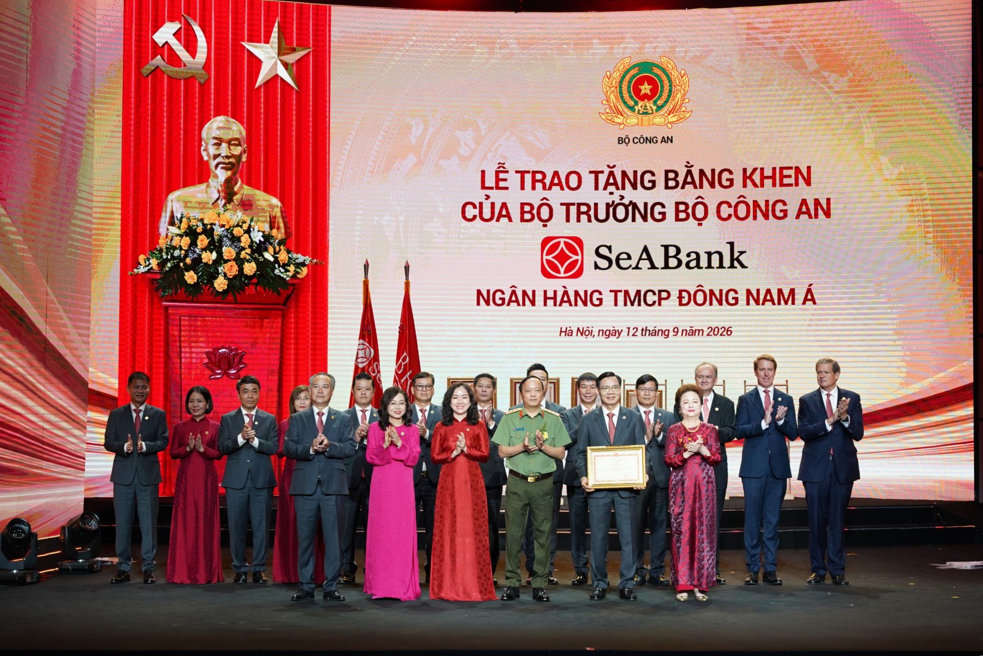 Ban l&atilde;nh SeABank đ&oacute;n nhận Bằng khen của Bộ trưởng Bộ C&ocirc;ng an v&igrave; đ&atilde; c&oacute; th&agrave;nh t&iacute;ch xuất sắc trong phong tr&agrave;o &ldquo;To&agrave;n d&acirc;n bảo vệ an ninh Tổ quốc&rdquo;