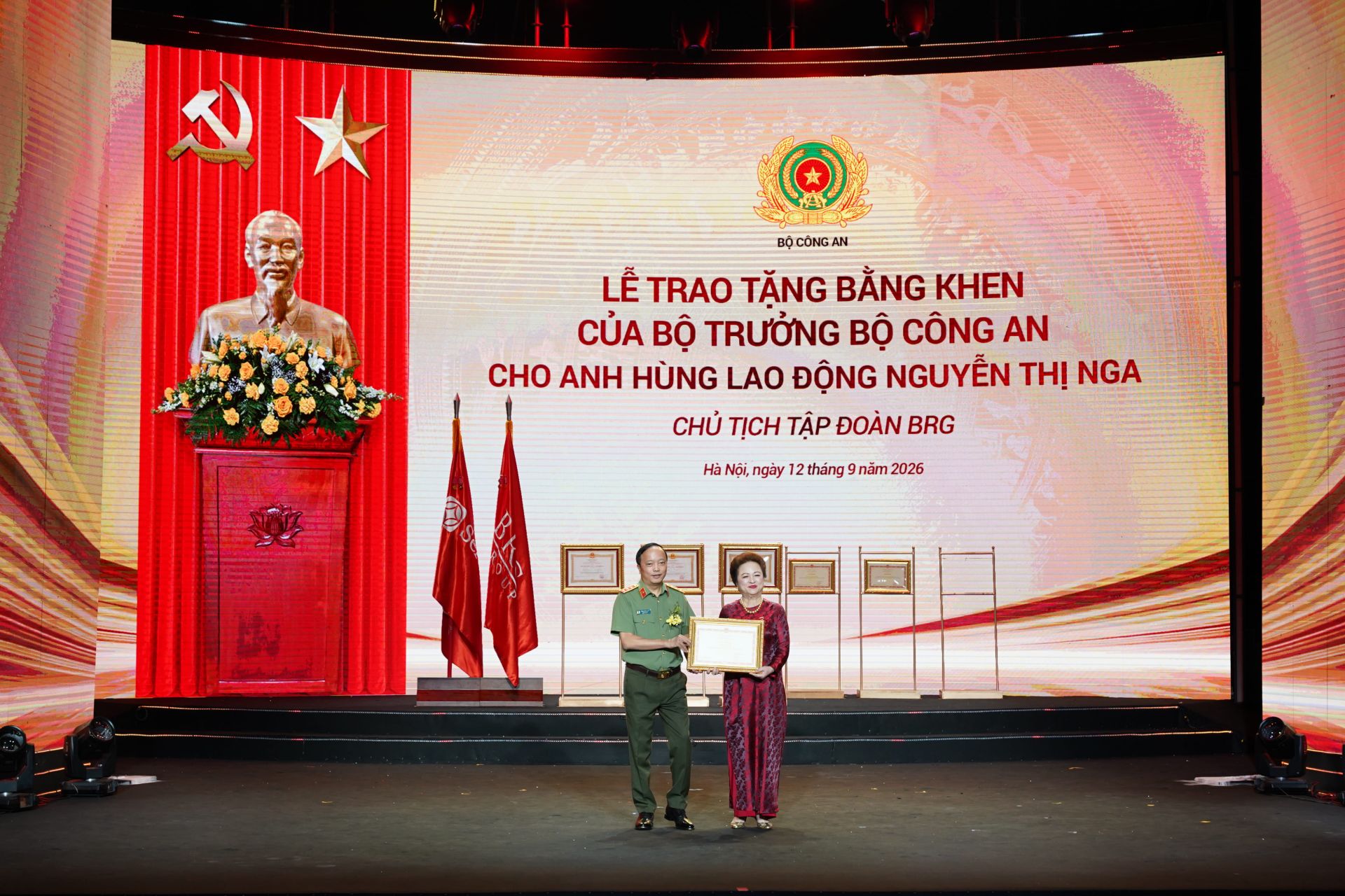 Thứ trưởng Bộ Công an, Thượng tướng Đặng Hồng Đức trao Bằng khen của Bộ trưởng Bộ Công an tặng doanh nh&acirc;n Nguyễn Thị Nga