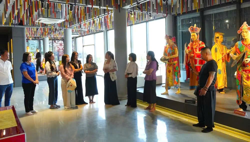 Đo&agrave;n c&ocirc;ng t&aacute;c đến khảo s&aacute;t L&agrave;ng Văn h&oacute;a - Du lịch d&acirc;n tộc S&aacute;n D&igrave;u