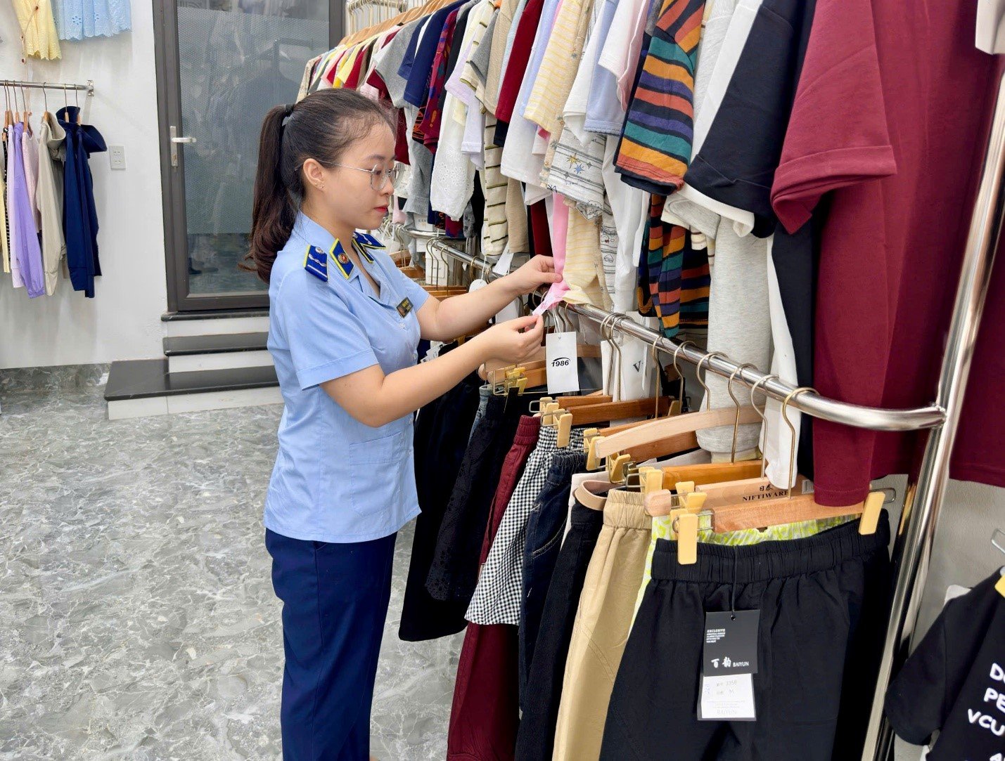 Lực lượng chức năng kiểm tra, xử lý hàng hóa có dấu hiệu giả mạo, xâm phạm quyền sở hữu trí tuệ, góp phần bảo vệ quyền lợi người tiêu dùng và thương hiệu của doanh nghiệp. Ảnh thainguyen.dms.gov.vn Lực lượng chức năng kiểm tra, xử lý hàng hóa có dấu hiệu giả mạo, xâm phạm quyền sở hữu trí tuệ, góp phần bảo vệ quyền lợi người tiêu dùng và thương hiệu của doanh nghiệp. Ảnh thainguyen.dms.gov.vn