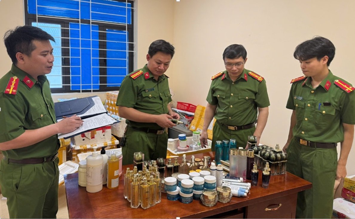 Văn phòng Cơ quan CSĐT Công an tỉnh Thanh Hóa triệt phá cơ sở sản xuất, buôn bán mỹ phẩm giả do đối tượng Nguyễn Thị Dung làm chủ. Ảnh: Công an cung cấp Văn phòng Cơ quan CSĐT Công an tỉnh Thanh Hóa triệt phá cơ sở sản xuất, buôn bán mỹ phẩm giả do đối tượng Nguyễn Thị Dung làm chủ. Ảnh: Công an cung cấp