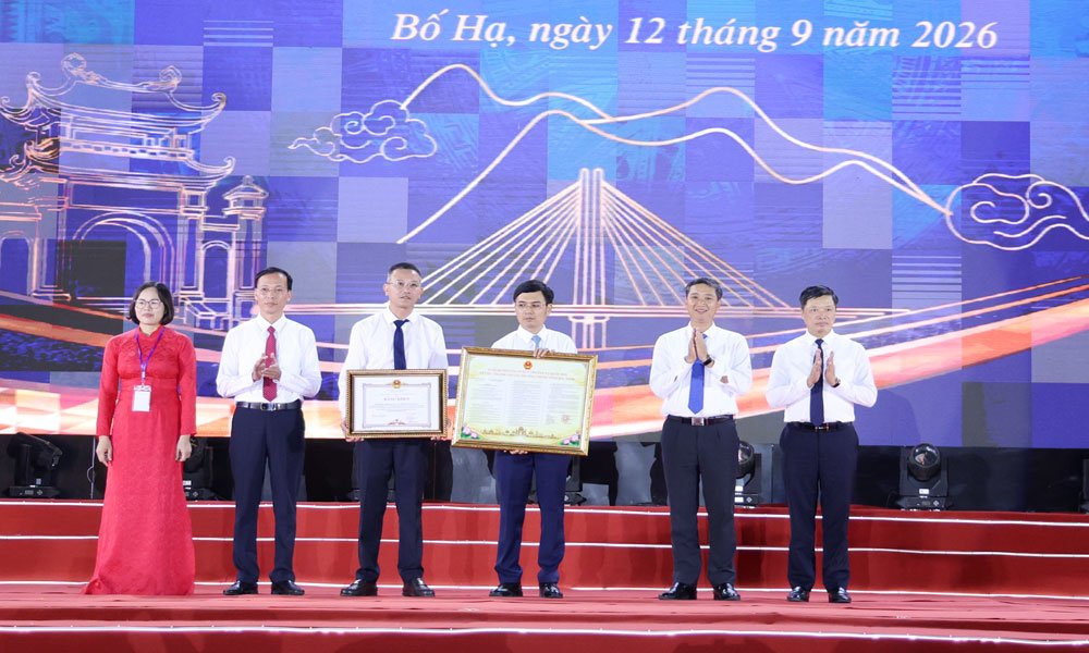Các đồng chí: Nguyễn Việt Oanh, Phó Bí thư Tỉnh ủy, Chủ tịch HĐND tỉnh, Đào Quang Khải Phó Chủ tịch UBND tỉnh trao Nghị quyết thành lập phường Bố Hạ cho lãnh đạo địa phương. Các đồng chí: Nguyễn Việt Oanh, Phó Bí thư Tỉnh ủy, Chủ tịch HĐND tỉnh, Đào Quang Khải Phó Chủ tịch UBND tỉnh trao Nghị quyết thành lập phường Bố Hạ cho lãnh đạo địa phương.