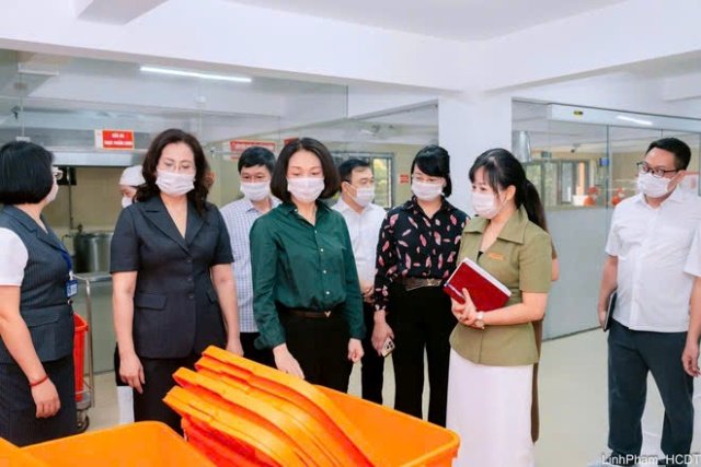 Đo&agrave;n c&ocirc;ng t&aacute;c kiểm tra quy tr&igrave;nh vận h&agrave;nh bếp ăn phục vụ học sinh b&aacute;n tr&uacute; tại Trường Tiểu học Đo&agrave;n Khu&ecirc;, H&agrave; Nội. Ảnh: Cổng Th&ocirc;ng tin điện tử TP. H&agrave; Nội.