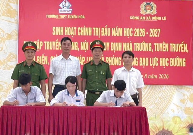 C&ocirc;ng an x&atilde; Đồng L&ecirc; tuy&ecirc;n truyền ph&aacute;p luật, ph&ograve;ng, chống bạo lực học đường cho học sinh Trường THPT Tuy&ecirc;n H&oacute;a. Ảnh: C&ocirc;ng an tỉnh Quảng Trị