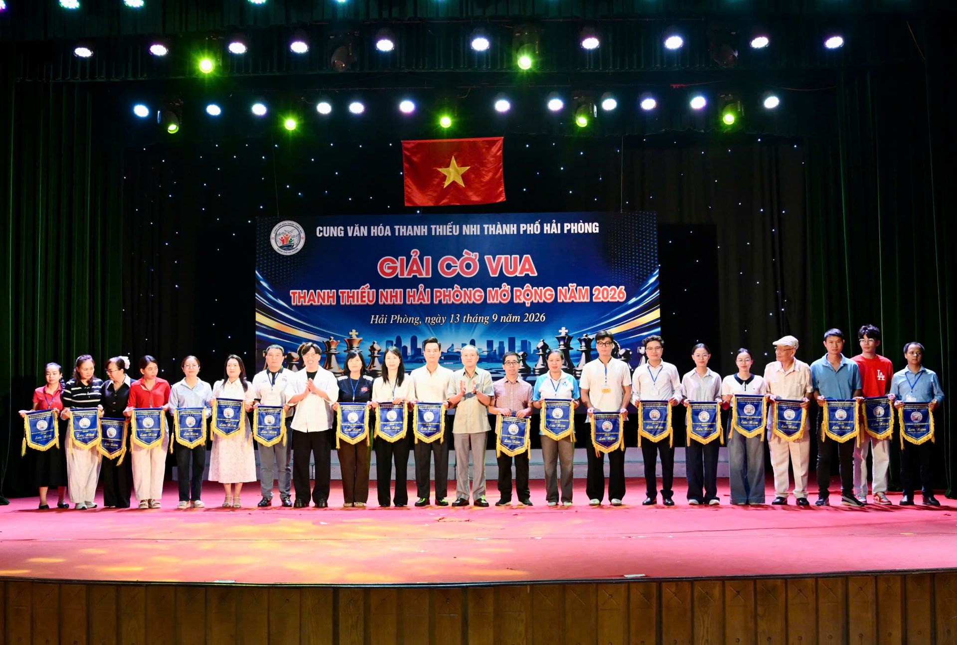 Ban Tổ chức trao cờ lưu niệm và tặng quà động viên các câu lạc bộ tham dự giải. Ban Tổ chức trao cờ lưu niệm và tặng quà động viên các câu lạc bộ tham dự giải.