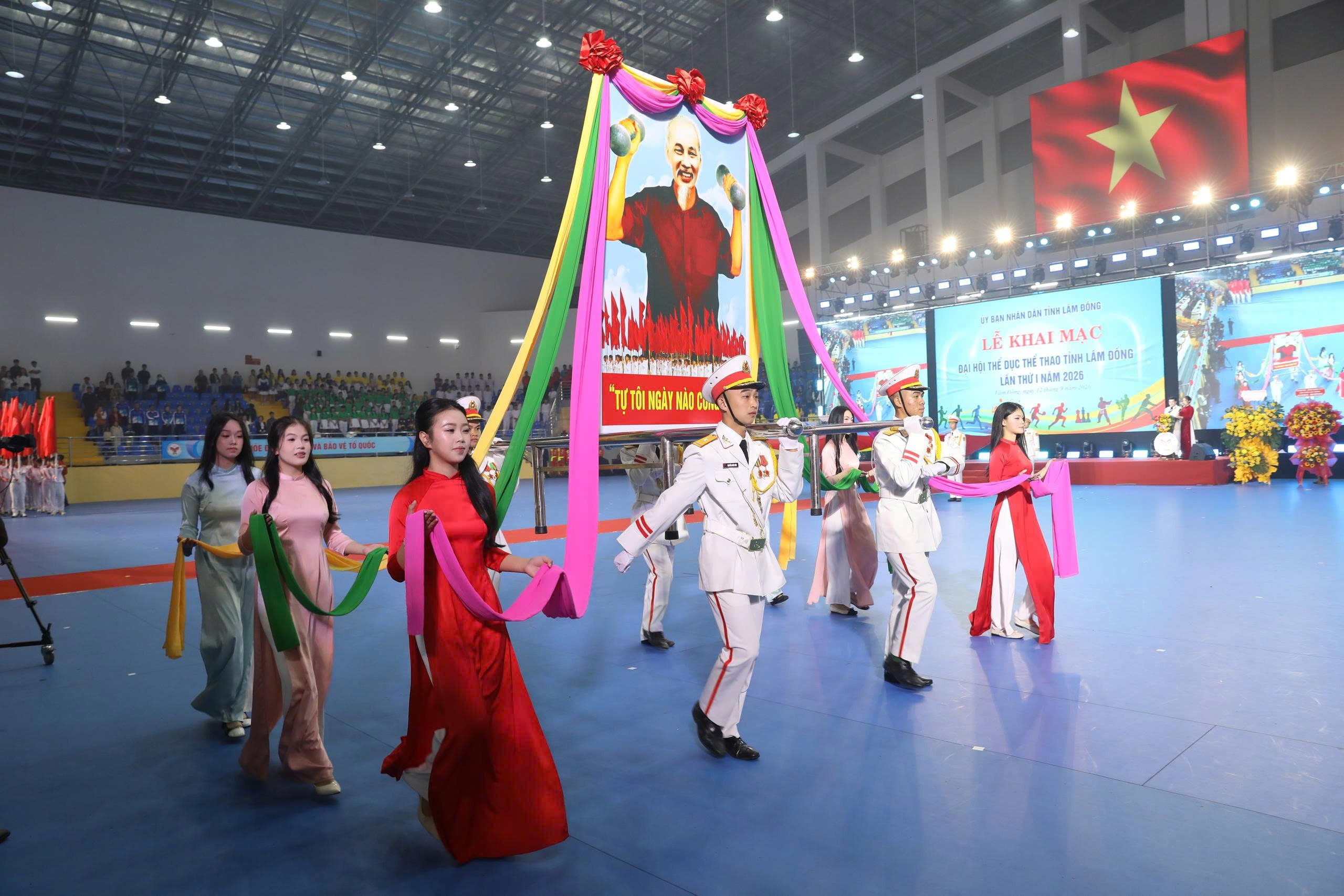 Khối nghi thức rước ảnh Chủ tịch Hồ Chí Minh - người khởi xướng phong trào Khối nghi thức rước ảnh Chủ tịch Hồ Chí Minh - người khởi xướng phong trào