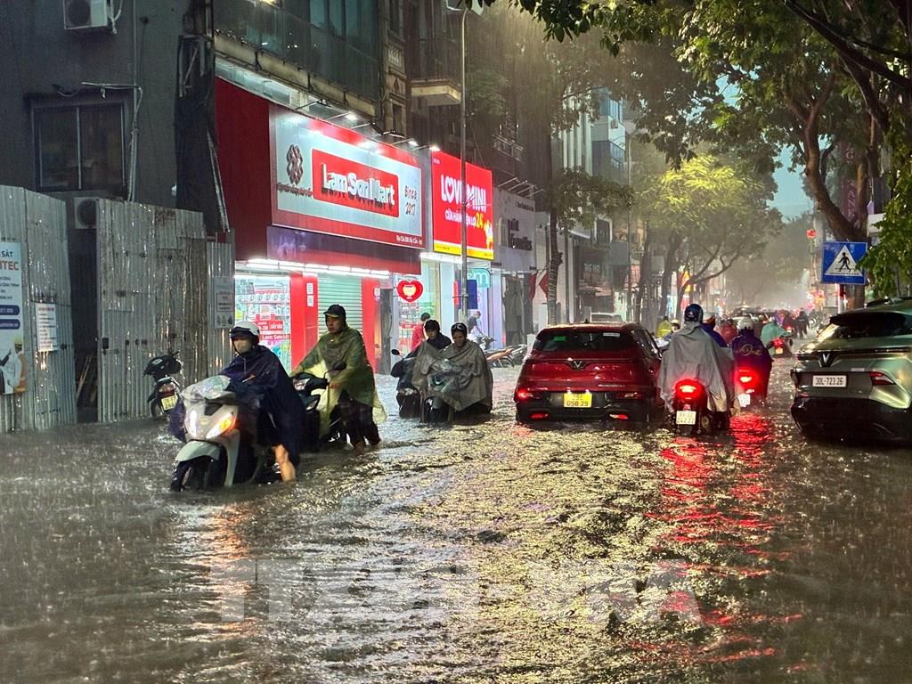 Từ đ&ecirc;m 13/9 đến s&aacute;ng 15/9, H&agrave; Nội c&oacute; mưa vừa, mưa to v&agrave; d&ocirc;ng, cục bộ c&oacute; nơi mưa rất to, cảnh b&aacute;o ngập &uacute;ng tại c&aacute;c khu vực trũng thấp, đ&ocirc; thị.