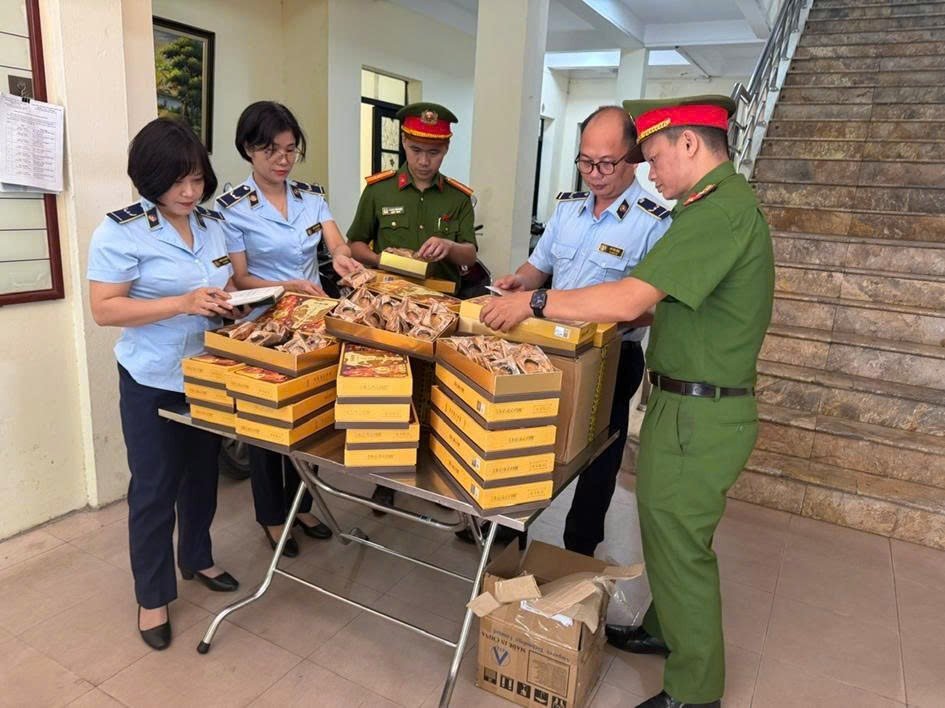 Lực lượng chức năng kiểm tra số lượng h&agrave;ng ho&aacute; kh&ocirc;ng c&oacute; nguồn gốc xuất xứ. Ảnh: C&ocirc;ng an H&agrave; Nội cung cấp