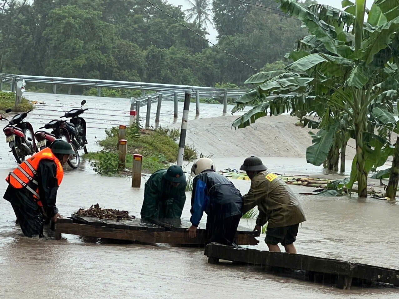 Giao thông bị chia cắt Giao thông bị chia cắt