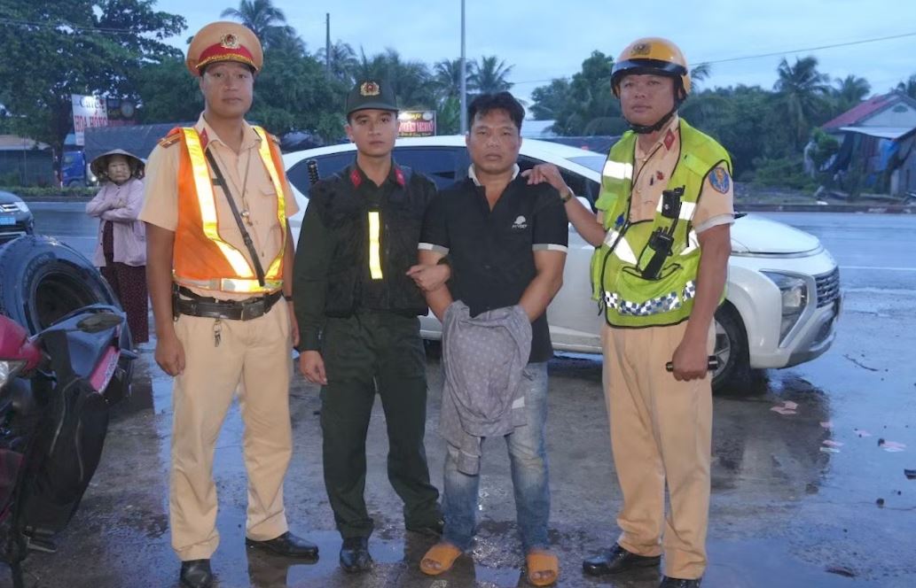 ũ Ngọc Hận bị bắt quả tang khi vận chuyển thuốc lá lậu ũ Ngọc Hận bị bắt quả tang khi vận chuyển thuốc lá lậu