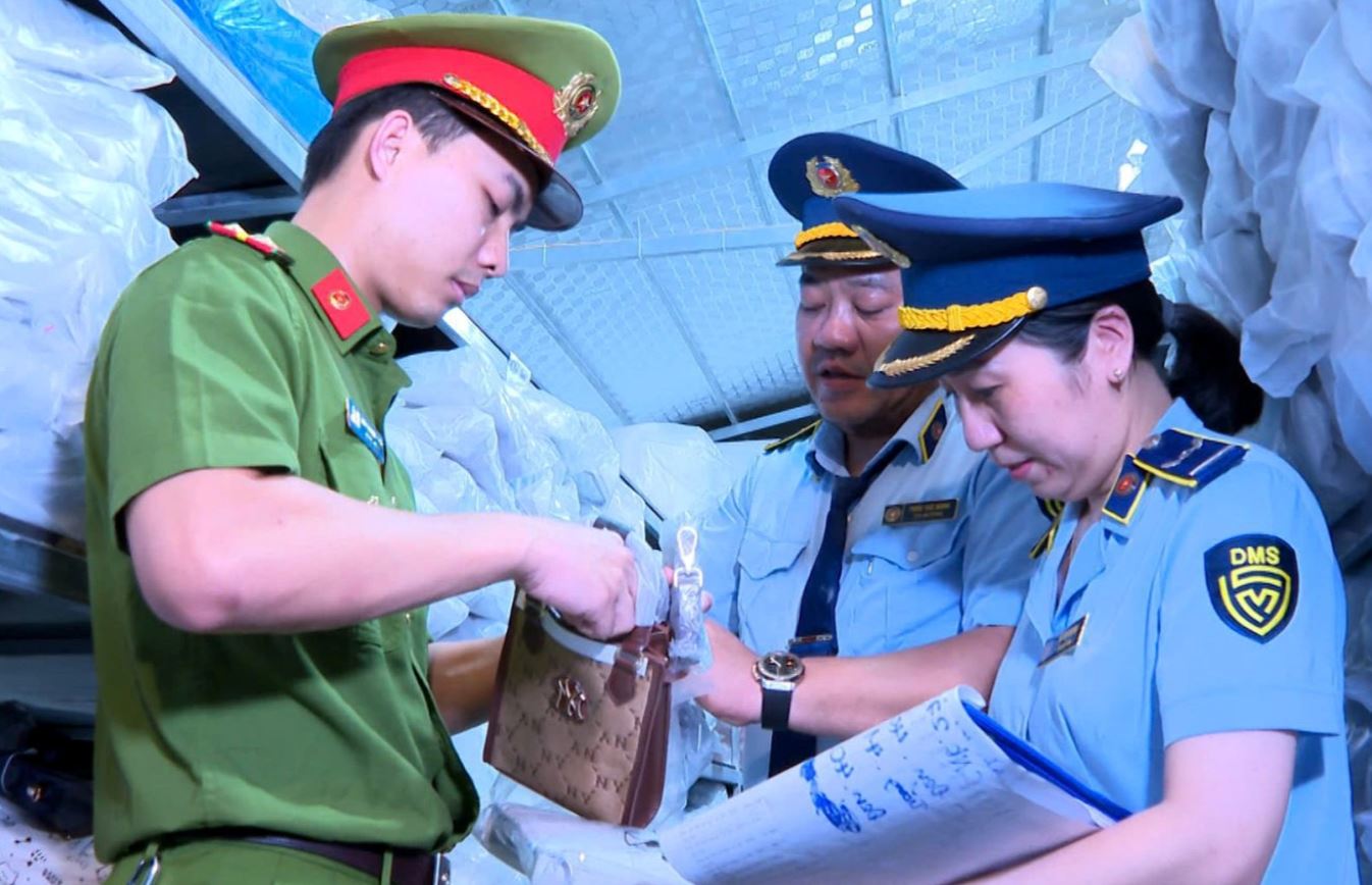 Lực lượng chức năng kiểm tra kho hàng. Ảnh: Lam Sơn Lực lượng chức năng kiểm tra kho hàng. Ảnh: Lam Sơn