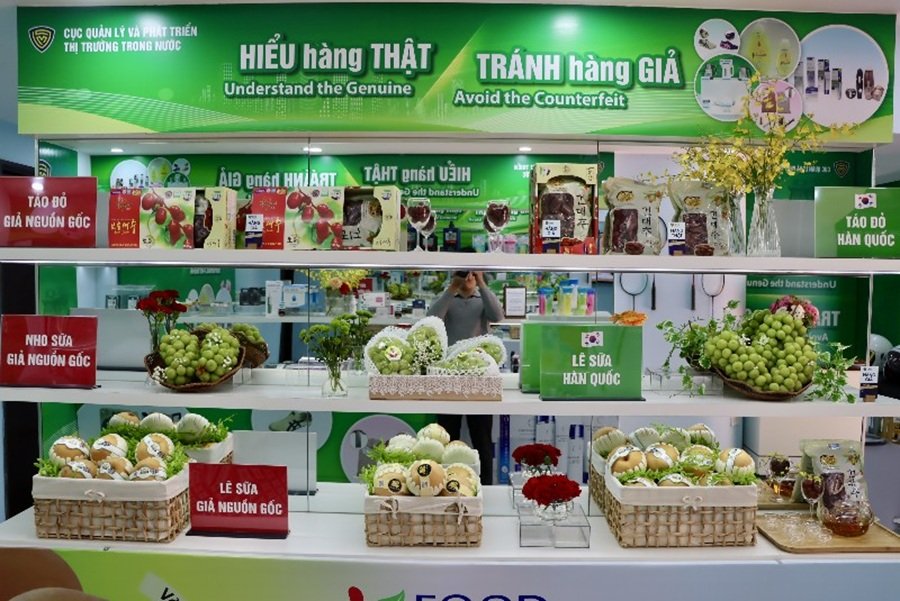 Doanh nghiệp tăng cường áp dụng tem xác thực, mã truy xuất và bao bì chống giả nhằm giúp người tiêu dùng nhận diện sản phẩm chính hãng, đồng thời hỗ trợ kiểm soát hàng hóa trên thị trường. Doanh nghiệp tăng cường áp dụng tem xác thực, mã truy xuất và bao bì chống giả nhằm giúp người tiêu dùng nhận diện sản phẩm chính hãng, đồng thời hỗ trợ kiểm soát hàng hóa trên thị trường.