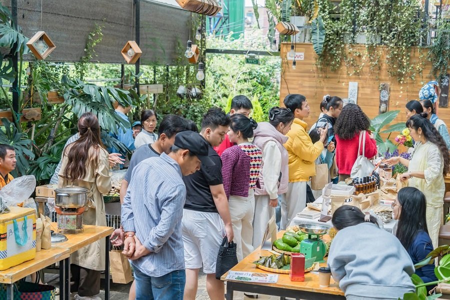Việc mua bán không dừng ở chuyện lựa rau, củ, quả, mà mở ra những cuộc trao đổi cụ thể hơn về cách canh tác, thời điểm thu hoạch và hướng sản xuất. Việc mua bán không dừng ở chuyện lựa rau, củ, quả, mà mở ra những cuộc trao đổi cụ thể hơn về cách canh tác, thời điểm thu hoạch và hướng sản xuất.